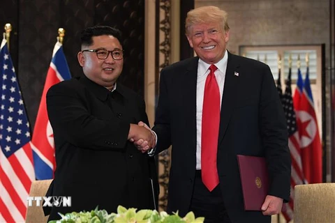 Tổng thống Mỹ Donald Trump (phải) và nhà lãnh đạo Triều Tiên Kim Jong-un tại cuộc gặp thượng đỉnh ở Singapore ngày 12/6/2018. (Ảnh: AFP/TTXVN)