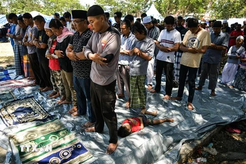 Người dân Indonesia cầu nguyện cho các nạn nhân vụ động đất và sóng thần tại Palu, Trung Sulawesi ngày 5/10/2018. (Ảnh: AFP/TTXVN)