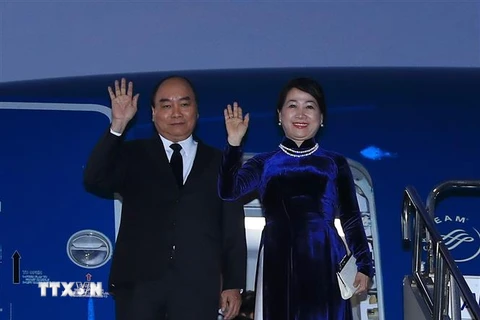 Thủ tướng Nguyễn Xuân Phúc và Phu nhân tại sân bay quốc tế Haneda, Tokyo. (Ảnh: Thống Nhất/TTXVN)
