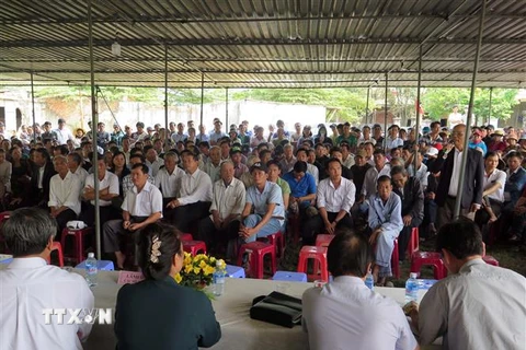  Lãnh đạo UBND thành phố Đà Nẵng đối thoại với người dân liên quan đến việc nhà máy thép gây ô nhiễm ngày 28/2. (Ảnh: Nguyễn Sơn/TTXVN)