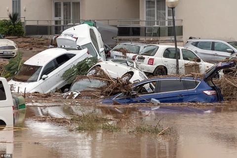 Ôtô dồn thành đống sau lũ lụt tại đảo nghỉ dưỡng Majorca. (Nguồn: EPA)