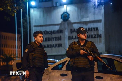 Cảnh sát tuần tra tại Diyarbakir, thành phố đông người Kurd sinh sống ở đông nam Thổ Nhĩ Kỳ. (Ảnh: AFP/TTXVN)