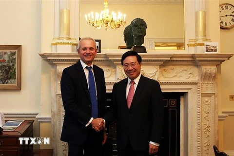Phó Thủ tướng, Bộ trưởng Ngoại giao Phạm Bình Minh gặp Chánh văn phòng nội các Anh, ông David Liddington, ngày 9/10/2018, tại London. (Ảnh: TTXVN)