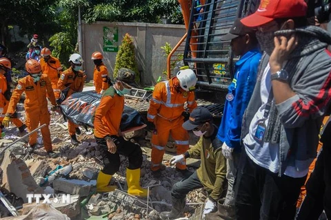 Lực lượng cứu hộ chuyển thi thể nạn nhân ra khỏi đống đổ nát của một khách sạn bị sập sau thảm họa động đất và sóng thần ở tỉnh Trung Sulawesi, Indonesia ngày 1/10/2018. (Ảnh: THX/TTXVN)