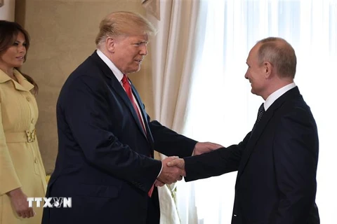 Tổng thống Mỹ Donald Trump (thứ 2, trái) và người đồng cấp Nga Vladimir Putin (phải) trong cuộc gặp thượng đỉnh tại Helsinki, Phần Lan ngày 16/7/2018. (Ảnh: AFP/TTXVN)