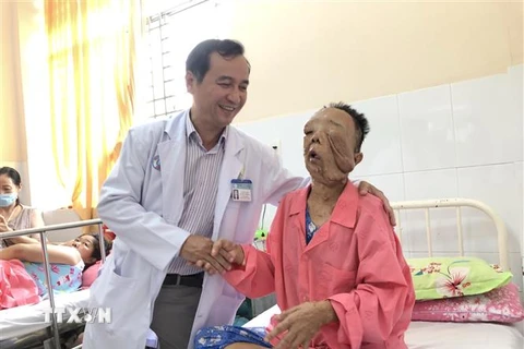 Bà Trần Thị Hường sau khi đã phẫu thuật loại bỏ 2 khối u khổng lồ. (Ảnh: Đinh Hằng/TTXVN)
