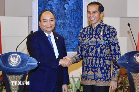 Thủ tướng Nguyễn Xuân Phúc và Tổng thống nước Cộng hòa Indonesia Joko Widodo gặp gỡ báo chí sau hội đàm. (Ảnh: Thống Nhất/TTXVN)