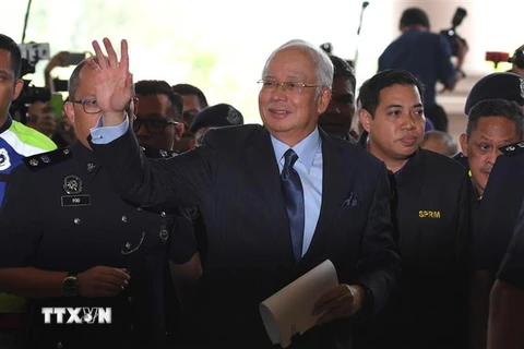 Cựu Thủ tướng Malaysia Najib Razak (giữa) tới phiên tòa ở Kuala Lumpur ngày 20/9/2018. (Ảnh: AFP/TTXVN)