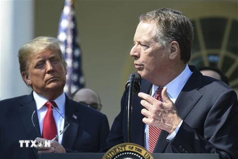 Đại diện Thương mại Mỹ Robert Lighthizer (phải) phụ trách đàm phán USMCA phát biểu tại buổi họp báo của Tổng thống Mỹ Donald Trump (trái) ở Washington DC., ngày 1/10/2018. (Ảnh: AFP/TTXVN)