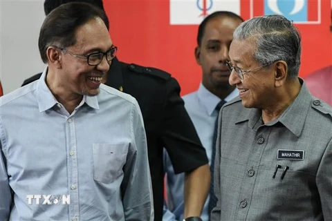 Thủ tướng Malaysia Mahathir Mohamad (phải) và ông Anwar Ibrahim (trái) tại cuộc họp báo ở Kuala Lumpur ngày 1/6. (Ảnh: AFP/TTXVN)