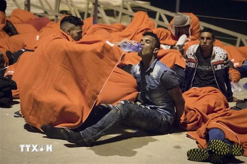Người di cư Maroc vừa được cứu ở ngoài khơi eo biển Gibraltar thuộc Tây Ban Nha ngày 7/7/2017. (Ảnh: AFP/TTXVN)