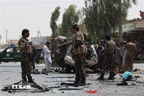 Lực lượng an ninh Afghanistan điều tra tại hiện trường một vụ tấn công ở thành phố Lashkar Gah, thủ phủ tỉnh Helmand ngày 13/9/2018. (Ảnh: THX/TTXVN)
