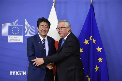 Chủ tịch Ủy ban châu Âu Jean-Claude Juncker (phải) và Thủ tướng Nhật Bản Shinzo Abe trong cuộc gặp tại Brussels ngày 18/10/2018. (Ảnh: AFP/TTXVN)