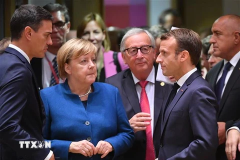 Thủ tướng Đức Angela Merkel (thứ 2, trái) thảo luận với Tổng thống Pháp Emmanuel Macron (thứ hai, phải) và Chủ tịch Ủy ban châu Âu Jean-Claude Juncker (thứ 3, phải) tại Hội nghị thượng đỉnh Liên minh châu Âu về Brexit ở Brussels, Bỉ ngày 17/10/2018. (Ảnh: