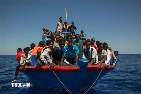 Tàu cứu hộ chở người di cư được cứu trên Địa Trung Hải ngày 12/6/2018. (Ảnh: EPA/TTXVN)