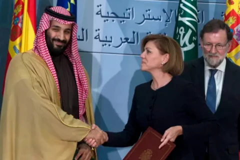 Thái tử Saudi Arabia Mohammed bin Salman và Bộ trưởng Quốc phòng Tây Ban Nha Maria Dolores Cospedal bắt tay sau khi ký thỏa thuận bán tàu chiến ngày 12/4/2018. (Nguồn: AFP/TTXVN)