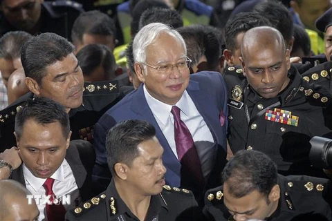 Trong ảnh: (tư liệu) Cựu Thủ tướng Malaysia Najib Razak (giữa) bị triệu tập tới Tòa thượng thẩm Kuala Lumpur ngày 4/7. (Ảnh: EPA/TTXVN)