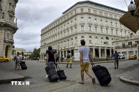 Khách du lịch tới thủ đô La Habana, Cuba. (Ảnh: AFP/TTXVN)