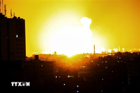 Một vụ nổ tại Dải Gaza sau loạt không kích của máy bay Israel ngày 8/8. (Nguồn: THX/TTXVN)