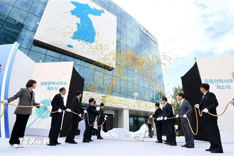 Lễ khai trương Văn phòng Liên lạc liên Triều ở thị trấn Kaesong của Triều Tiên ngày 14/9. (Ảnh: Yonhap/TTXVN)