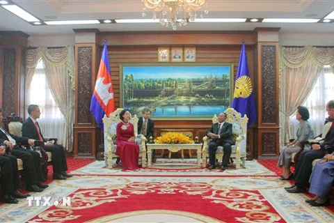 Chủ tịch Quốc hội Campuchia Samdech Heng Samrin tiếp Trưởng Ban Dân vận Trung ương Trương Thị Mai. (Ảnh: Minh Hưng/TTXVN)