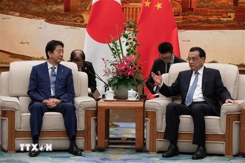 Thủ tướng Trung Quốc Lý Khắc Cường (phải) và Thủ tướng Nhật Bản Shinzo Abe trong cuộc gặp tại Bắc Kinh ngày 25/10/2018. (Ảnh: AFP/TTXVN) 