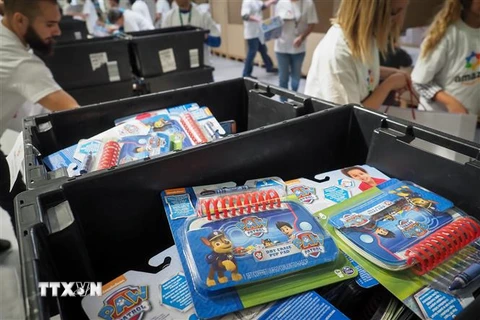 Đồ chơi được đóng gói để quyên góp từ thiện tại trung tâm phân phối của Amazon tại Saran, Pháp ngày 26/10/2018. (Ảnh: AFP/TTXVN)
