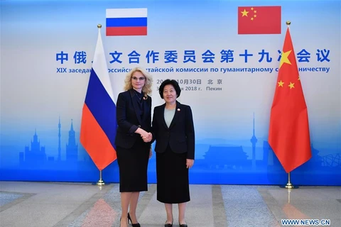 Phó Thủ tướng Trung Quốc Tôn Xuân Lan (phải) và Phó Thủ tướng Nga Tatyana Golikova tại Bắc Kinh, ngày 30/10. (Nguồn: Xinhua)