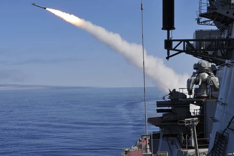 Tên lửa hạng nặng mang tên hạt nhân Pyotr Veliky được bắn từ tàu tuần dương trong cuộc tập trận quân sự Kumzha của Hải quân Nga vào tháng 5/2016. (Nguồn: TASS)