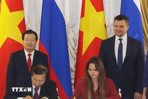 Phó Thủ tướng Trịnh Đình Dũng và Phó Thủ tướng Nga Maksim Akimov chứng kiến Lễ ký kết các văn kiện hợp tác giữa hai nước. (Ảnh: Dương Trí/TTXVN)