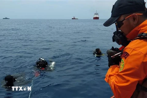 Nhân viên Cơ quan tìm kiếm cứu hộ quốc gia Indonesia tìm kiếm xác máy bay Lion Air JT 610 ở vùng biển ngoài khơi tỉnh Tây Java (Indonesia) ngày 29/10/2018. (Ảnh: AFP/ TTXVN)