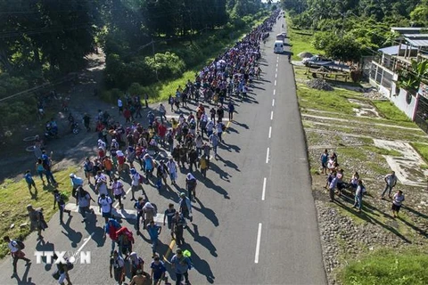 Người di cư Honduras tại khu vực bang Chiapas, Mexico trong hành trình tới Mỹ ngày 21/10/2018. (Ảnh: AFP/TTXVN)