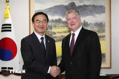 Bộ trưởng Thống nhất Hàn Quốc Cho Myoung-gyon (trái) và Đặc phái viên của Mỹ về vấn đề Triều Tiên Stephen Biegun trong cuộc gặp tại Seoul ngày 30/10/2018. (Ảnh: Yonhap/TTXVN)