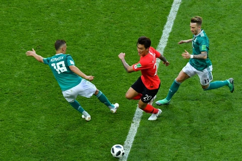 Cầu thủ Jang Hyun-soo của Hàn Quốc trong trận tranh tài với các cầu thủ Đức ở Wolrd Cup 2018 ngày 27/6/2018 tại Nga. (Nguồn: Reuters) 