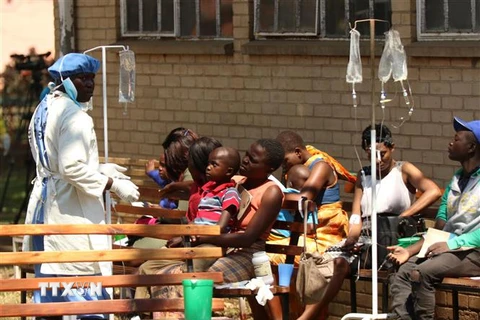 Điều trị cho bệnh nhân nhiễm tả tại bệnh viện ở Harare, Zimbabwe ngày 11/9/2018. (Ảnh: THX/TTXVN)