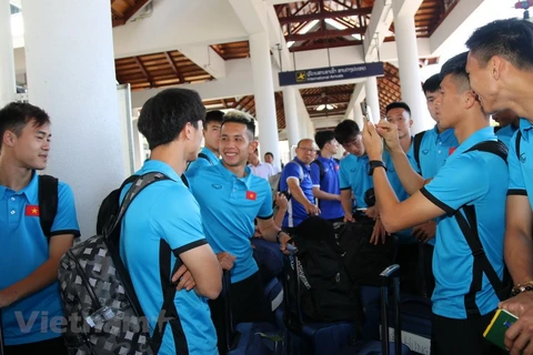 Các tuyển thủ Việt Nam vui vẻ, thoải mái trước khi lên xe về khách sạn. (Ảnh: Phạm Kiên/Vietnam+)