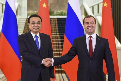 Thủ tướng Nga Dmitry Medvedev và Thủ tướng Trung Quốc Lý Khắc Cường. (Nguồn: Xinhua) 