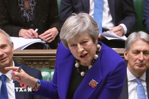 Thủ tướng Anh Theresa May (giữa) tại cuộc họp của Hạ viện Anh ở London, ngày 31/10. (Ảnh: AFP/TTXVN)