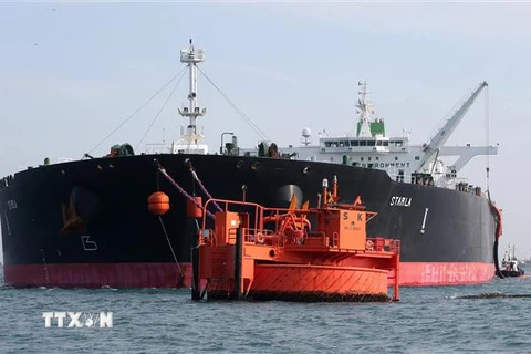 Tàu chở dầu thô Starla của Iran chuẩn bị kết nối với cơ sở lọc dầu SK Energy ở ngoài khơi Ulasan, Hàn Quốc. (Ảnh: EPA/TTXVN)