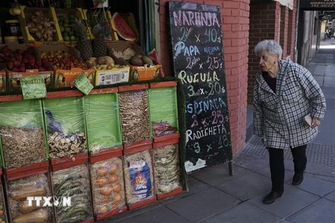Người dân mua sắm hàng hóa tại cửa hàng ở Buenos Aires, Argentina ngày 4/9/2018. (Ảnh: AFP/TTXVN)