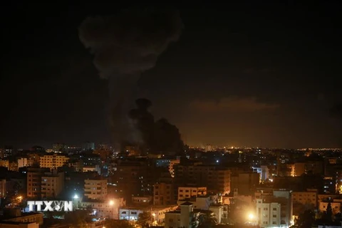 Khói lửa bốc lên sau vụ không kích của Israel trúng đài truyền hình Al-Aqsa của phong trào Hamas ở Dải Gaza ngày 12/11/2018. (Ảnh: THX/TTXVN)