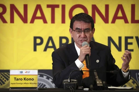 Ngoại trưởng Nhật Bản Taro Kono phát biểu trong một cuộc họp báo được tổ chức bên lề Hội nghị thượng đỉnh APEC tại Trung tâm truyền thông quốc tế ở Port Moresby, Papua New Guinea. (Nguồn: AP)