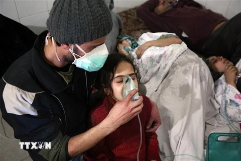 Người dân Syria phải sử dụng thiết bị cấp oxy để thở sau một vụ tấn công bị nghi sử dụng khí độc tại Đông Ghouta (Syria) ngày 7/3/2018. (Ảnh: AFP/TTXVN)