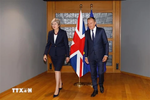 Chủ tịch Hội đồng châu Âu Donald Tusk (phải) trong cuộc gặp Thủ tướng Anh Theresa May. (Ảnh: THX/TTXVN)