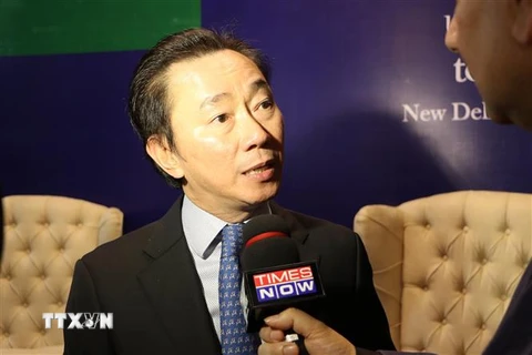  Đại sứ Phạm Sanh Châu trả lời báo chí sau khi kết thúc cuộc họp báo. (Ảnh: Huy Lê/TTXVN)