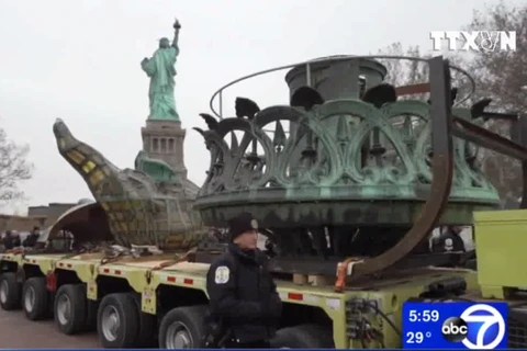 [Video] Mỹ di chuyển ngọn đuốc nặng hơn 1,6 tấn của Nữ thần Tự do 