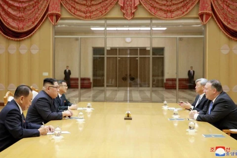 Ông Andrew Kim (tóc bạc) trong cuộc họp giữa Ngoại trưởng Mỹ Mike Pompeo và nhà lãnh đạo Triều Tiên Kim Jong-un hôm 9/5. (Ảnh: KTV)