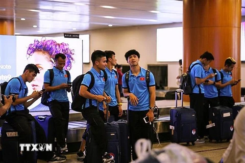 Các cầu thủ đội tuyển Việt Nam tại sân bay quốc tế Yangon, Myanmar. (Ảnh: Trọng Đat- Minh Tiến/TTXVN)