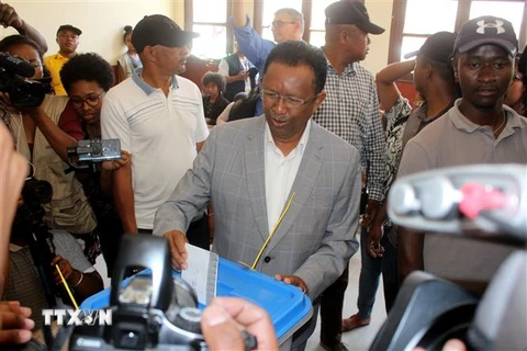 Ứng viên Tổng thống Madagascar Hery Rajaonarimampianina bỏ phiếu tại điểm bầu cử ở Antananarivo, ngày 7/11/2018. (Ảnh: THX/TTXVN)
