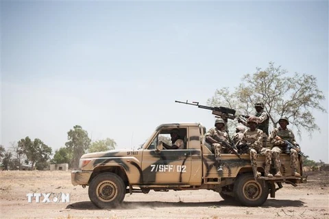 Binh sỹ tuần tra tại bang Borno, Nigeria. (Ảnh: AFP/TTXVN)